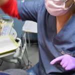 Nuestra especialista, la Dra. Juarez, realizando un tratamiento dental